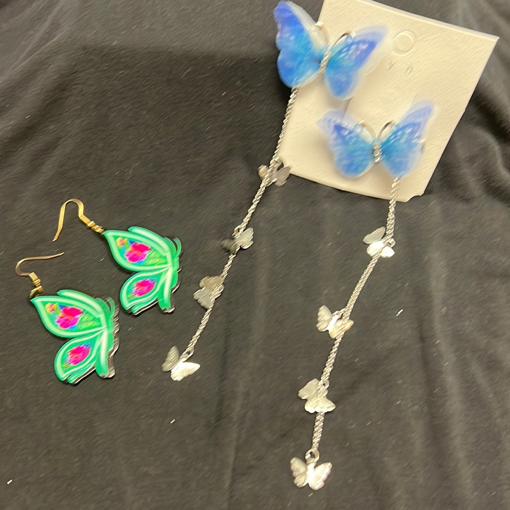 NWT butterfly hair clips and earrings, and pop socket